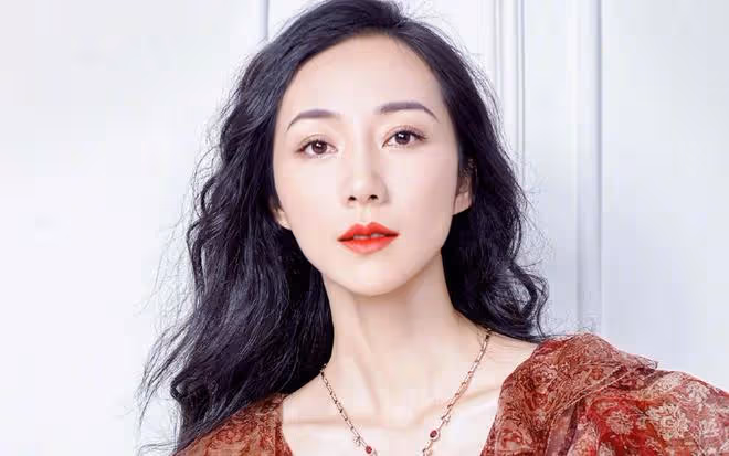 韓雪隱秘婚姻曝光,與年長18歲富商共度幸福時光,低調生活引關注