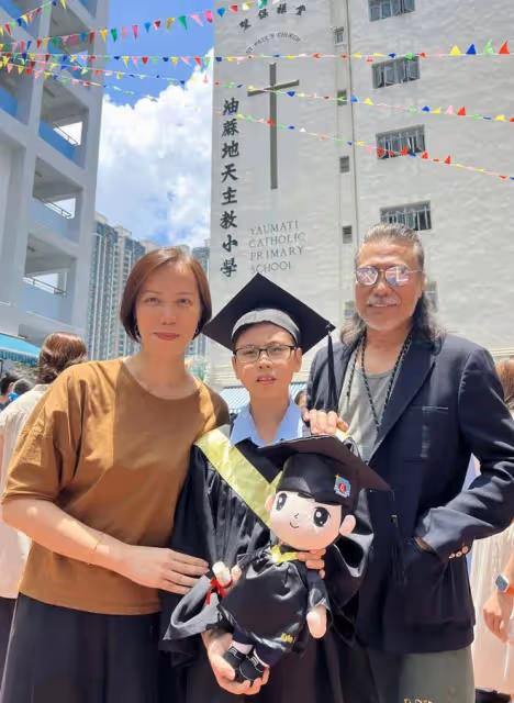 香港知名男星參加孫子畢業禮!結過4次婚,現與小36歲女友拍拖!