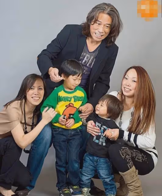 香港知名男星參加孫子畢業禮!結過4次婚,現與小36歲女友拍拖!