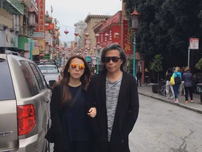 香港知名男星參加孫子畢業禮!結過4次婚,現與小36歲女友拍拖!