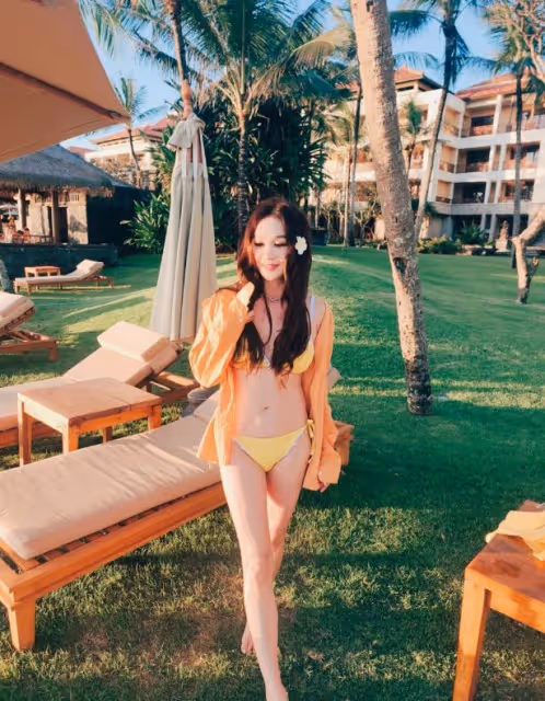 「最美妲己」年過半百頻頻露肩!大曬白滑玉背反擊:我要穿西裝嗎