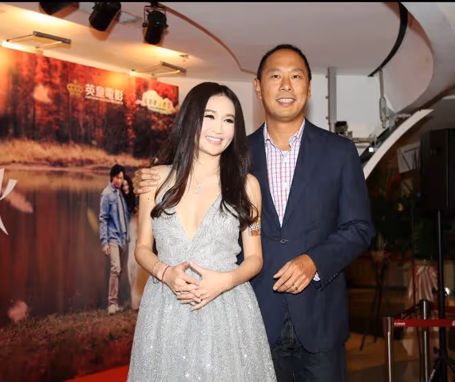 「最美妲己」年過半百頻頻露肩!大曬白滑玉背反擊:我要穿西裝嗎