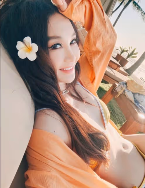 「最美妲己」年過半百頻頻露肩!大曬白滑玉背反擊:我要穿西裝嗎