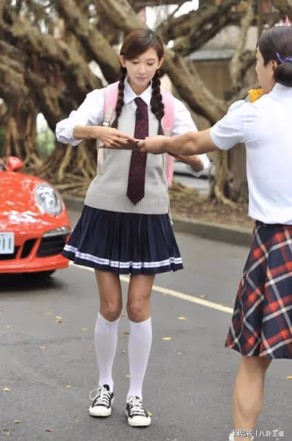 被黑澤良平吸干精氣!林志玲穿學生裝,上半身大媽,下半身女裝大佬