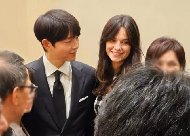 宋仲基老婆懷二胎,女方為胎教做準備,被偶遇時小肚微凸孕樣明顯