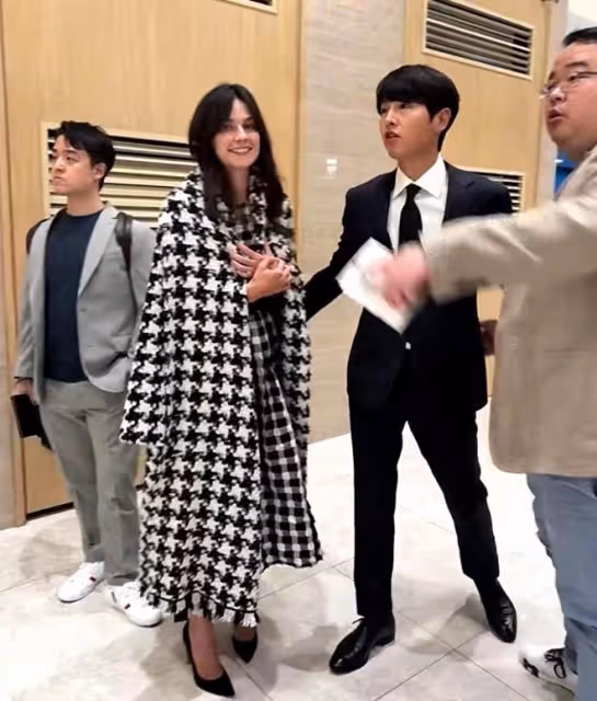宋仲基老婆懷二胎,女方為胎教做準備,被偶遇時小肚微凸孕樣明顯
