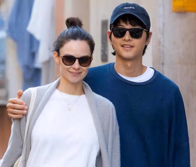 宋仲基老婆懷二胎,女方為胎教做準備,被偶遇時小肚微凸孕樣明顯