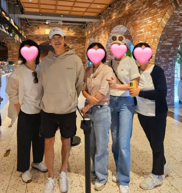 宋仲基老婆懷二胎,女方為胎教做準備,被偶遇時小肚微凸孕樣明顯