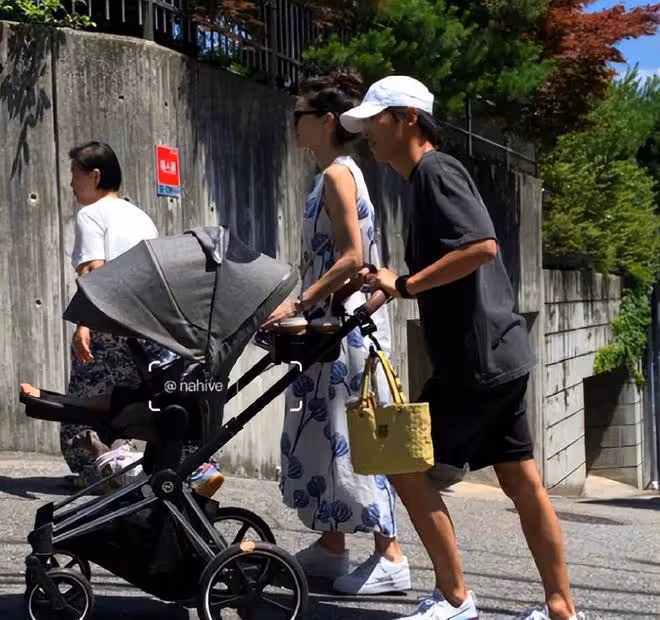 宋仲基老婆懷二胎,女方為胎教做準備,被偶遇時小肚微凸孕樣明顯