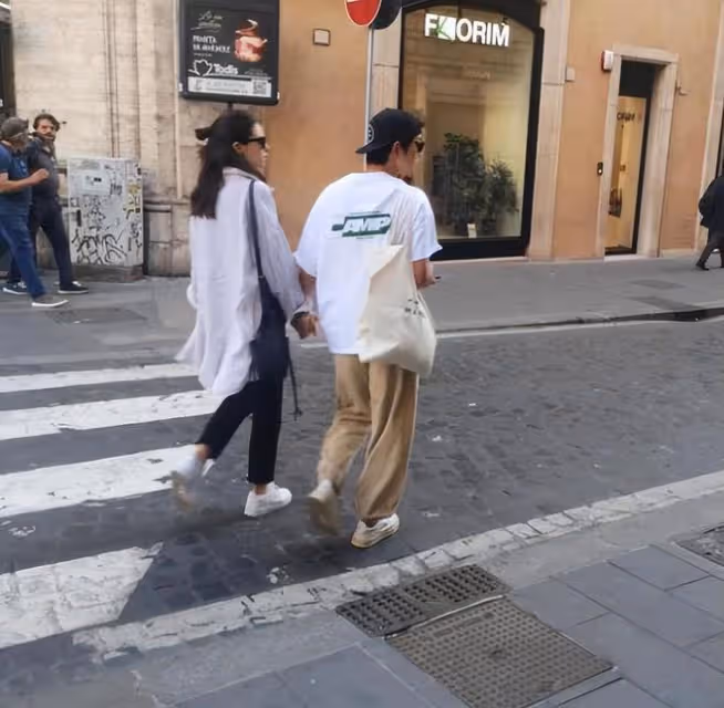 宋仲基老婆懷二胎,女方為胎教做準備,被偶遇時小肚微凸孕樣明顯