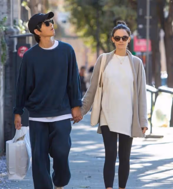宋仲基老婆懷二胎,女方為胎教做準備,被偶遇時小肚微凸孕樣明顯