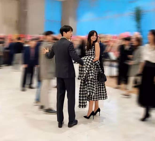 宋仲基老婆懷二胎,女方為胎教做準備,被偶遇時小肚微凸孕樣明顯