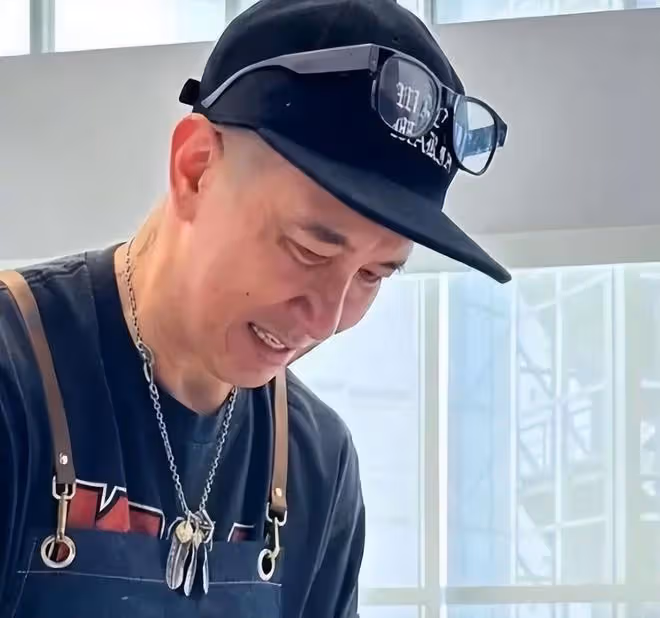 摘掉眼鏡的具俊曄很顯老,獨自做藝術展工作,為大S變瘦了很多