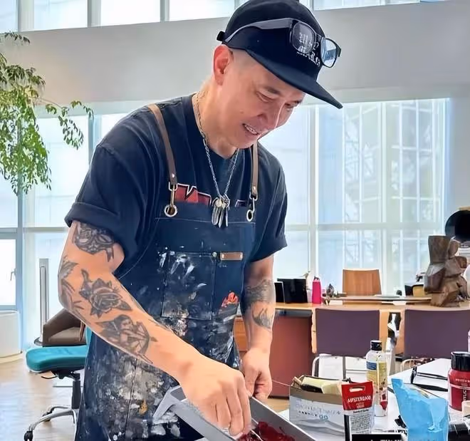 摘掉眼鏡的具俊曄很顯老,獨自做藝術展工作,為大S變瘦了很多