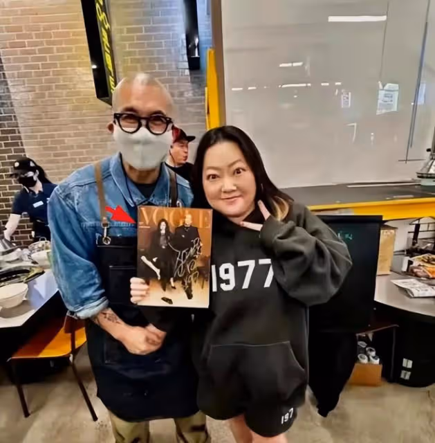 摘掉眼鏡的具俊曄很顯老,獨自做藝術展工作,為大S變瘦了很多