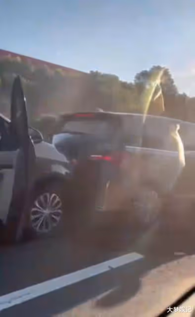 時代少年團保姆車遭「瘋狂私生飯追撞」! 車禍現場畫面曝光