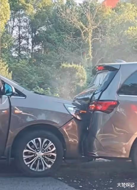 時代少年團保姆車遭「瘋狂私生飯追撞」! 車禍現場畫面曝光