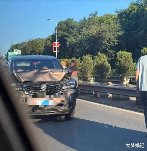 時代少年團保姆車遭「瘋狂私生飯追撞」! 車禍現場畫面曝光
