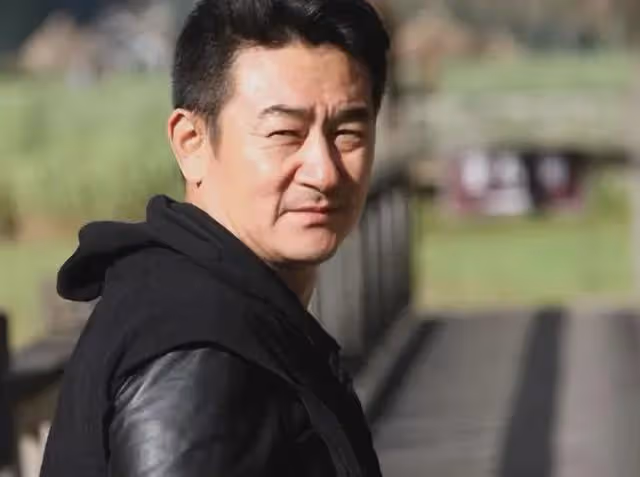 李洪濤：曾是鐵路工人，戲外娶老師的女兒為妻，結婚30年零緋聞
