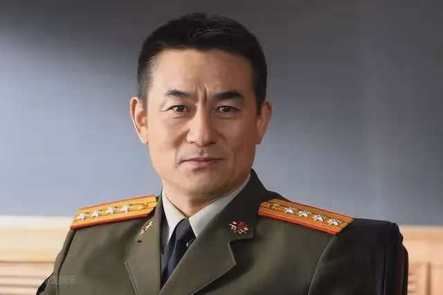 李洪濤：曾是鐵路工人，戲外娶老師的女兒為妻，結婚30年零緋聞