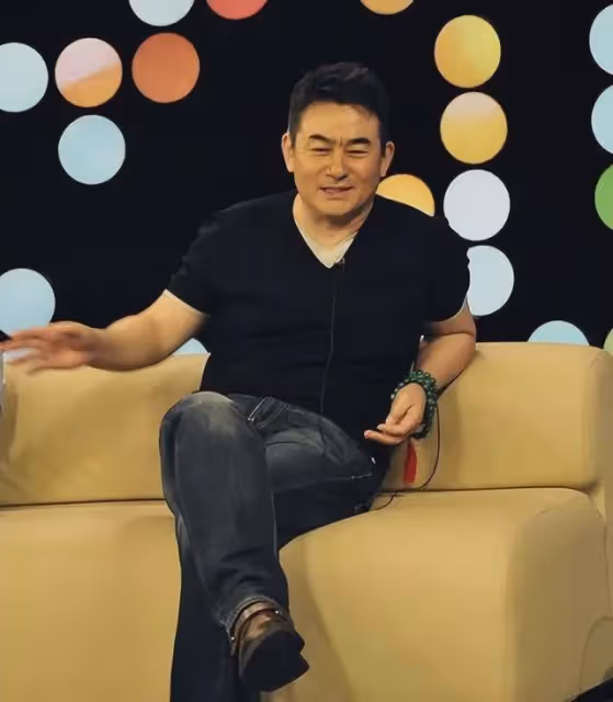 李洪濤:曾是鐵路工人,戲外娶老師的女兒為妻,結婚30年零緋聞