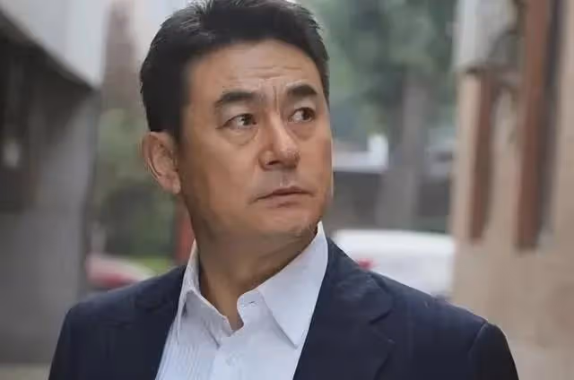 李洪濤:曾是鐵路工人,戲外娶老師的女兒為妻,結婚30年零緋聞