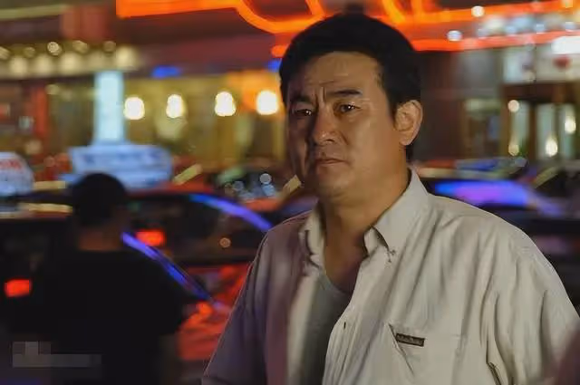 李洪濤:曾是鐵路工人,戲外娶老師的女兒為妻,結婚30年零緋聞