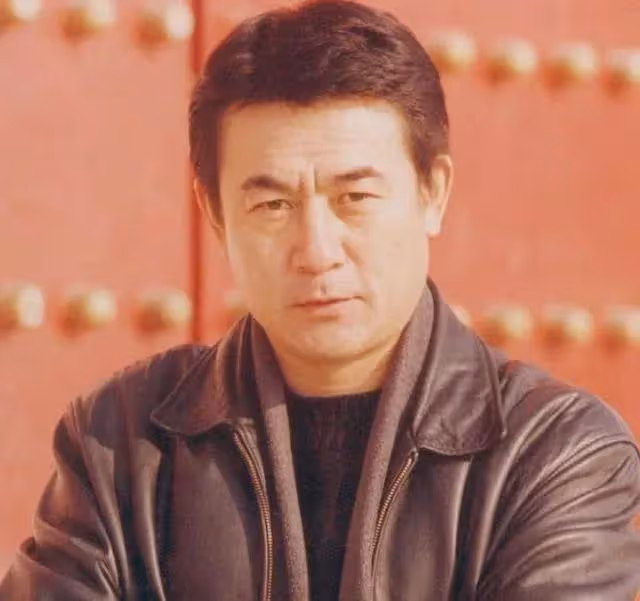 李洪濤:曾是鐵路工人,戲外娶老師的女兒為妻,結婚30年零緋聞