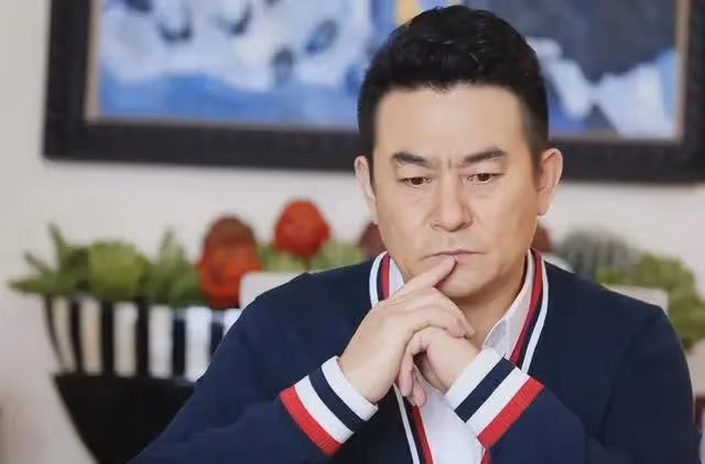 李洪濤:曾是鐵路工人,戲外娶老師的女兒為妻,結婚30年零緋聞