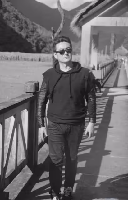 李洪濤:曾是鐵路工人,戲外娶老師的女兒為妻,結婚30年零緋聞