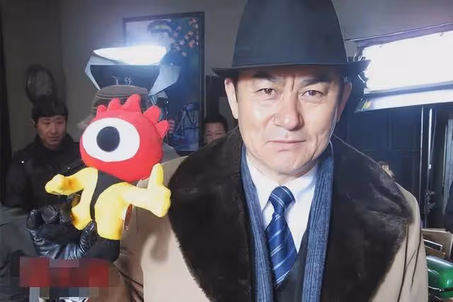李洪濤:曾是鐵路工人,戲外娶老師的女兒為妻,結婚30年零緋聞