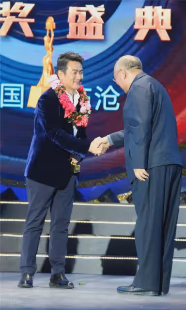 李洪濤:曾是鐵路工人,戲外娶老師的女兒為妻,結婚30年零緋聞