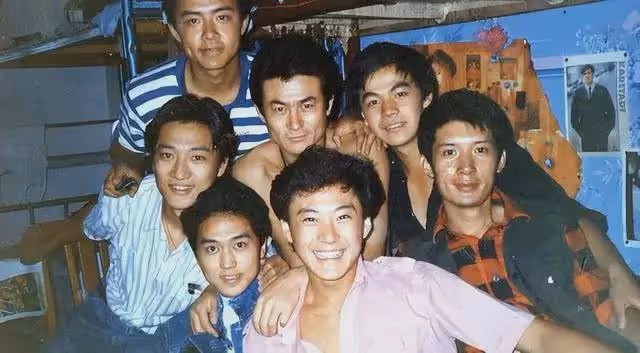 李洪濤:曾是鐵路工人,戲外娶老師的女兒為妻,結婚30年零緋聞