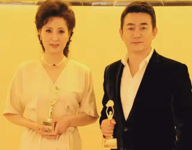 李洪濤:曾是鐵路工人,戲外娶老師的女兒為妻,結婚30年零緋聞
