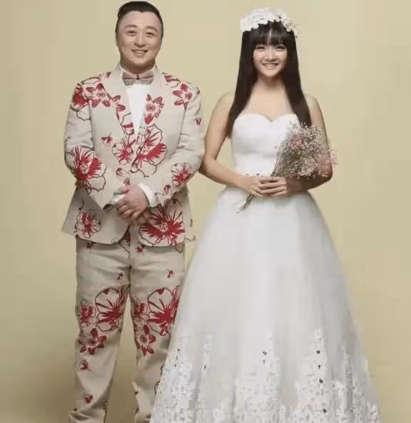 她20歲獲封影后,嫁大6歲才子丈夫生兩女,一家四口樂融融