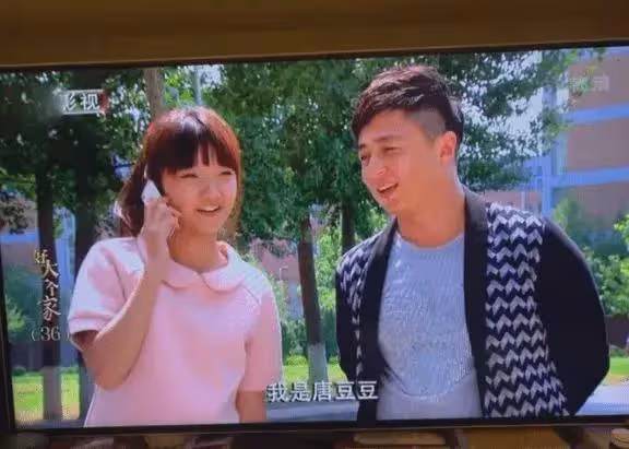 她20歲獲封影后,嫁大6歲才子丈夫生兩女,一家四口樂融融