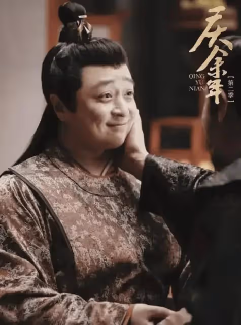 她20歲獲封影后,嫁大6歲才子丈夫生兩女,一家四口樂融融