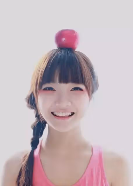 她20歲獲封影后,嫁大6歲才子丈夫生兩女,一家四口樂融融