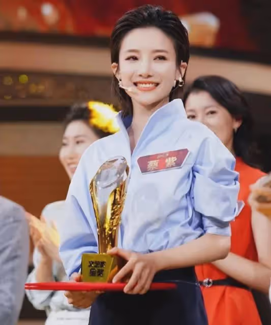 她曾是央視主持人大賽冠軍,卻拒絕入職央視,5年過去現狀如何?