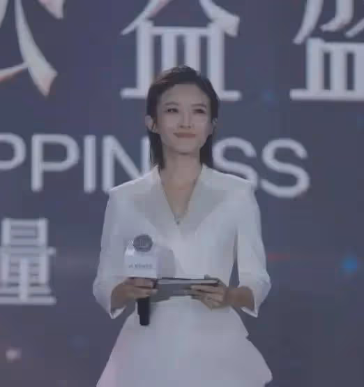 她曾是央視主持人大賽冠軍,卻拒絕入職央視,5年過去現狀如何?