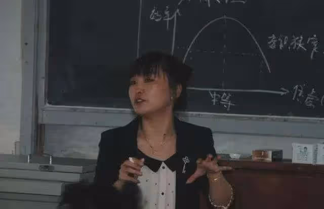 18歲被趙本山力捧，因拒絕「潛規則」被雪藏，如今回到山村當教師