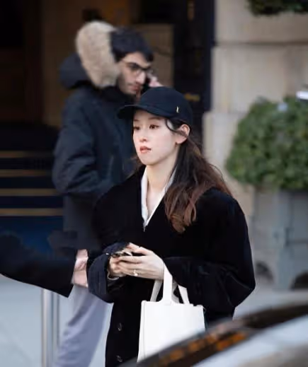 章澤天亮相巴黎！生二胎還似少女，拎2萬多的愛馬仕菜籃子很壕氣