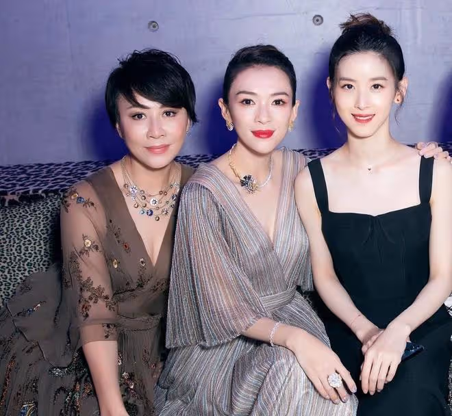 章澤天亮相巴黎！生二胎還似少女，拎2萬多的愛馬仕菜籃子很壕氣