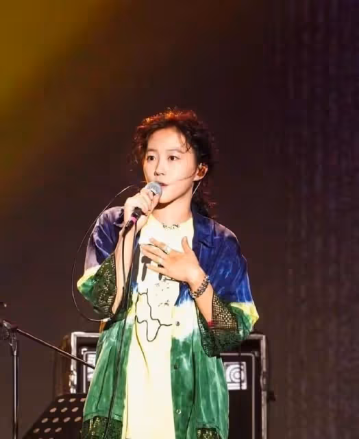 王菲女兒「整容式」長大，長卷髮配襯衫真驚艷，網友：像換了個人