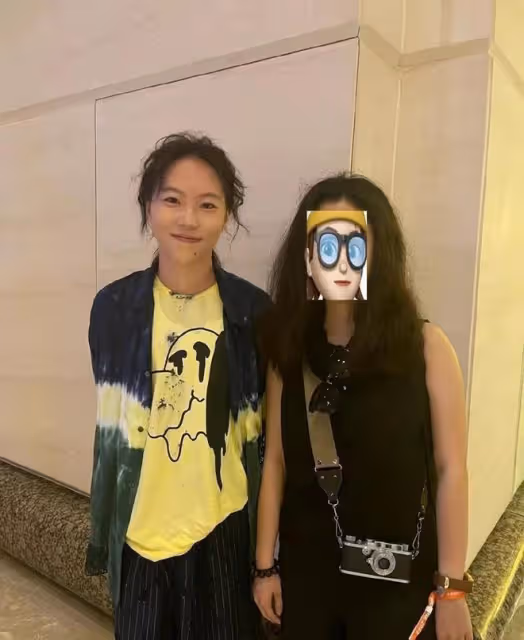 王菲女兒「整容式」長大，長卷髮配襯衫真驚艷，網友：像換了個人