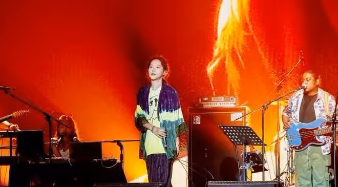 王菲女兒「整容式」長大，長卷髮配襯衫真驚艷，網友：像換了個人