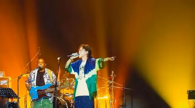 王菲女兒「整容式」長大，長卷髮配襯衫真驚艷，網友：像換了個人