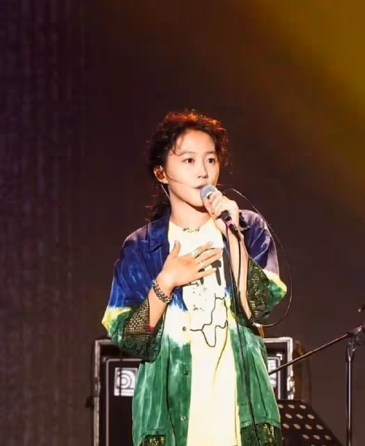 王菲女兒「整容式」長大，長卷髮配襯衫真驚艷，網友：像換了個人
