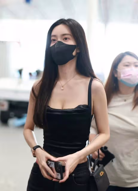 梅婷素顏變化大徹底認不出，戴少女發箍卻像農家大嬸，尤其是臉！