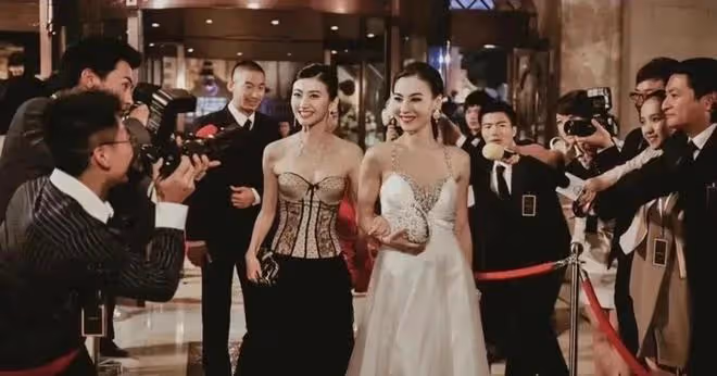 景甜放開了穿了！束腰抹胸裙配盤發，和張柏芝同框她也是搶盡風頭
